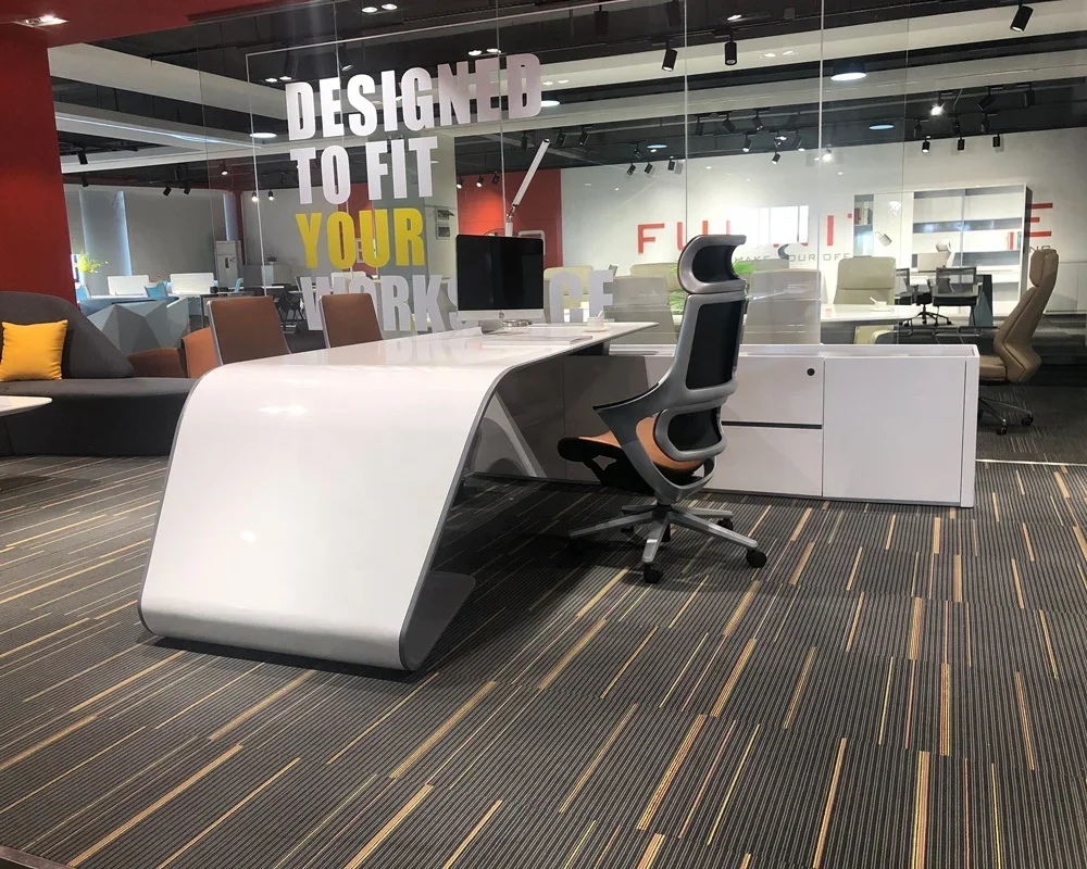 Office Tech And Management - Scrivania Direzionale a L con Ricarica